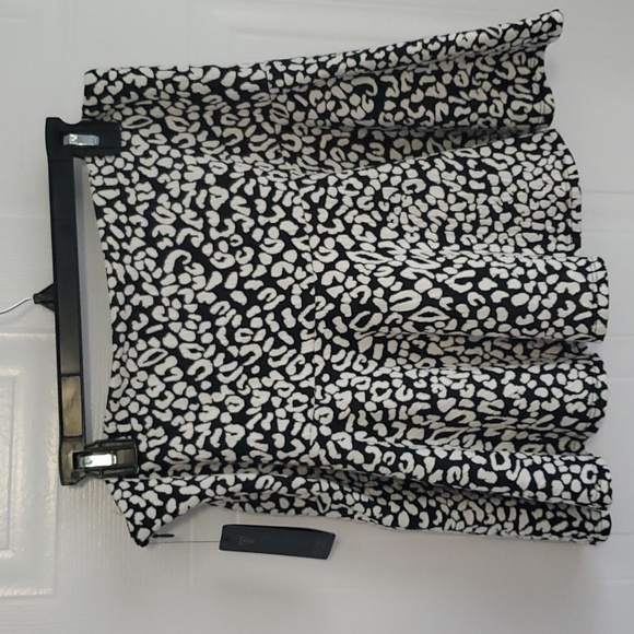 Guess Mini Skirt NWT very pretty style LEOPARD JACQUARD SKIRT SIZE 12 - Picture 8 of 10